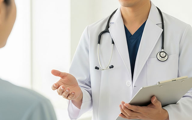 大腸カメラ検査について説明を受ける女性患者と医師