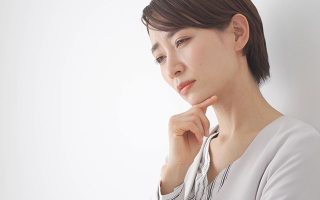 悩む女性