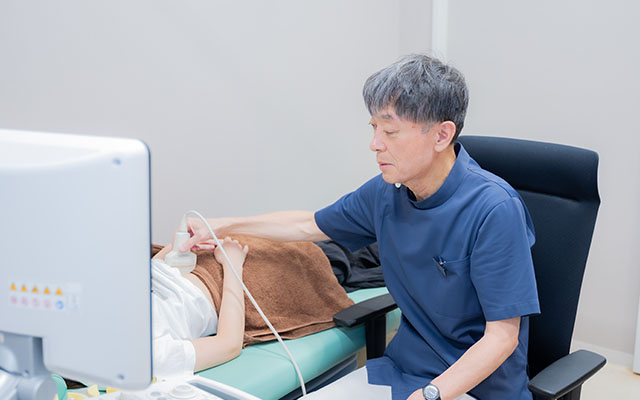 エコー検査を行う様子