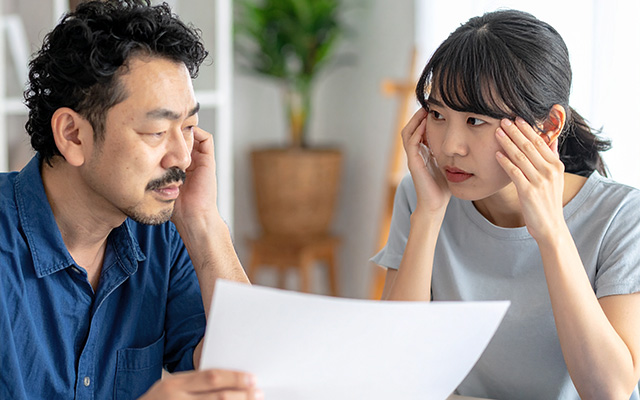 バリウム検査で異常を指摘され、不安を感じる男女