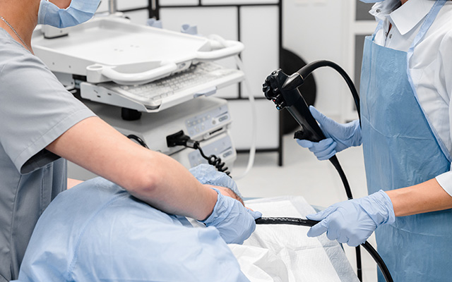 天王寺駅直結のハルカス内視鏡クリニックで胃カメラ検査を受ける様子